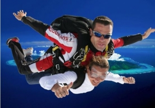  圣特罗佩的串联跳伞 